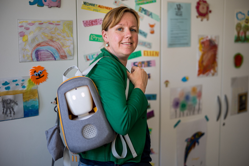 "Den Avatar kann man im Rucksack sogar während der Pausen auf den Schulhof oder auf Klassenfahrten mitnehmen": Sonderpädagogin Ulrike Herbarth (48) koordiniert derzeit den Einsatz von sechs Minirobotern.