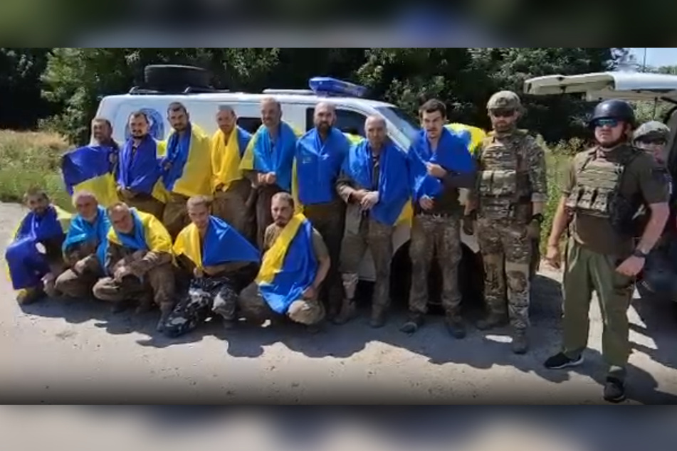 Endlich zu Hause. Aus russischer Kriegsgefangenschaft befreiten Soldaten werden von Offizieren der ukrainischen Armee in Empfang genommen.