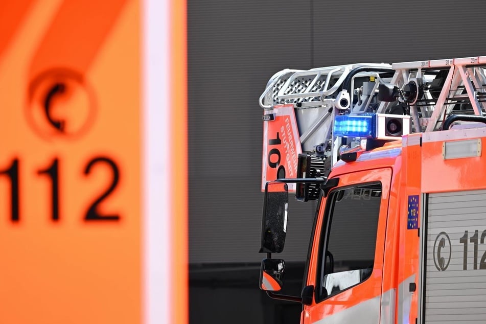 Die Feuerwehr rückt an, um den Wasserschaden einzudämmen. (Symbolfoto)