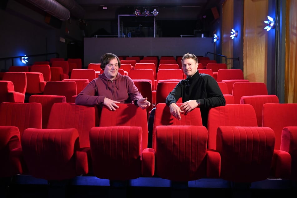 Tim Rakutt (30) und Tim Schiller (38) sitzen auf hergerichteten Sesseln aus dem ehemaligen Europa-Kino.