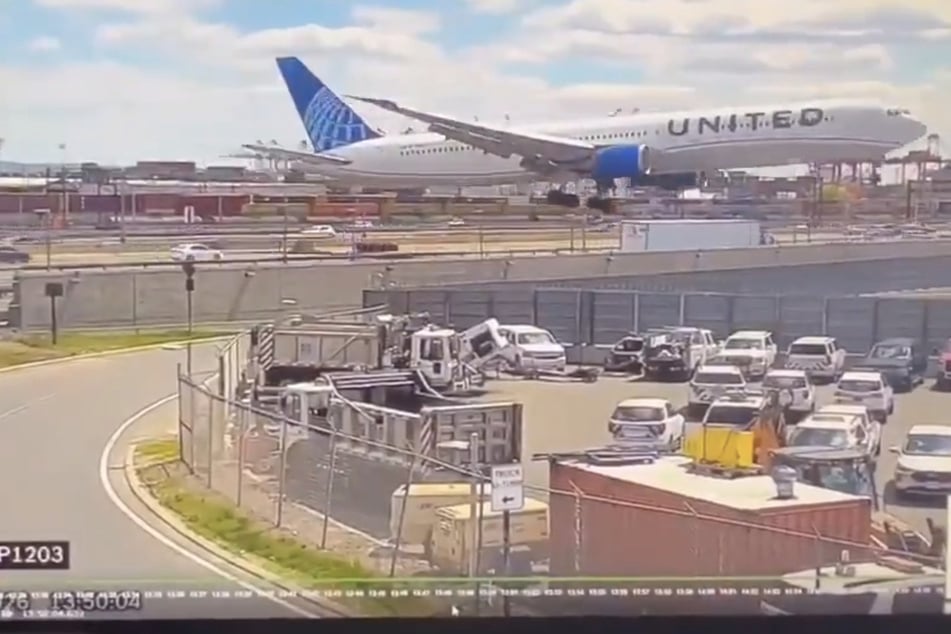 Schockmoment bei Landung: Passagierflugzeug rammt Lastwagen