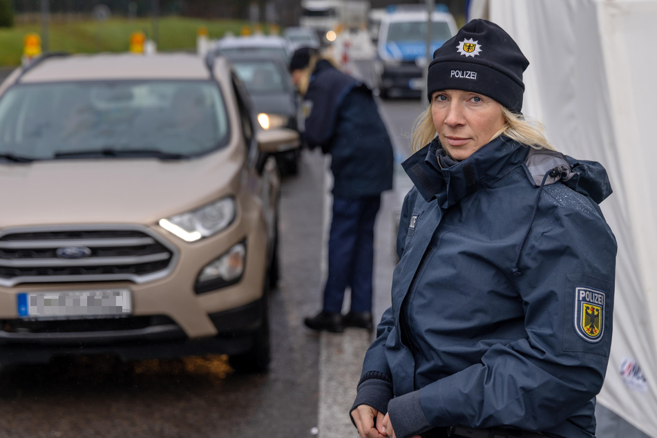 Der Grenzschutz ist die Kernaufgabe der Bundespolizei, erklärt Polizeihauptkommissarin Anett Bochmann (40). Unterstützung kommt derzeit von der Bundesbereitschaftspolizei.