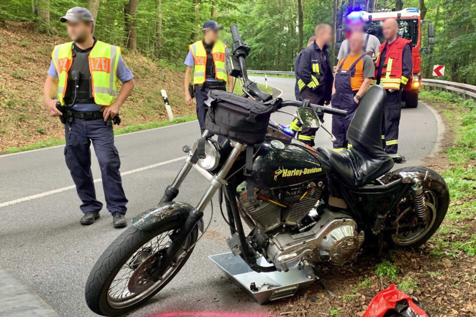 Harley-Davidson-Fahrer (19) stürzt mit seiner Maschine und verletzt sich schwer