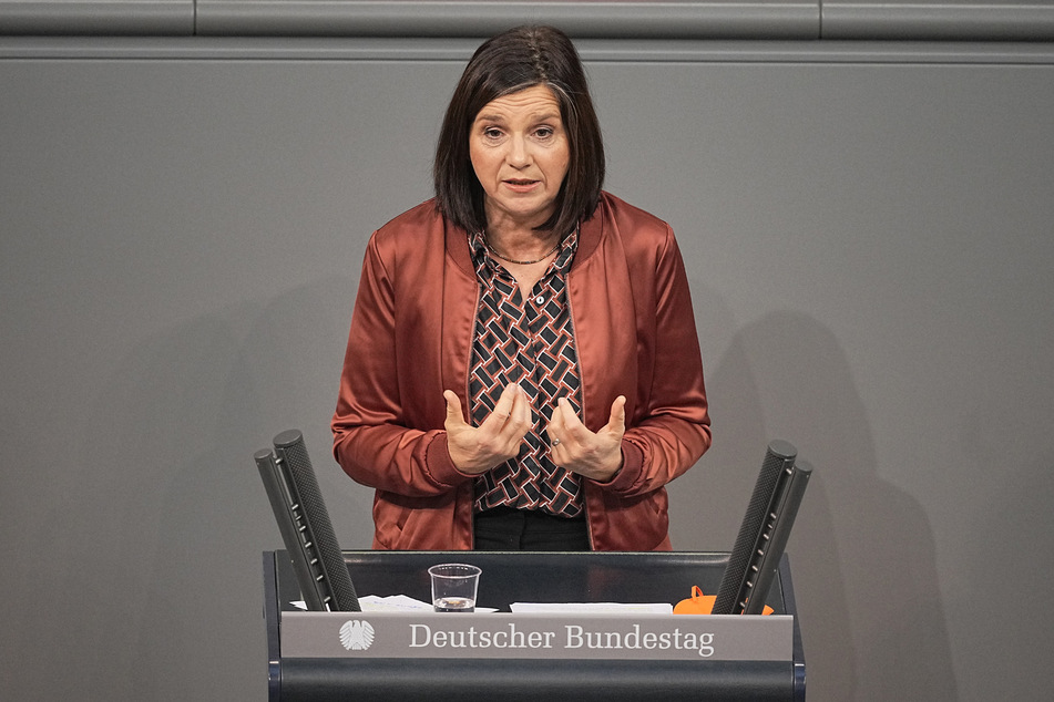 Grünen-Fraktionschefin Katrin Göring-Eckardt (55) rechnet mit einer allgemeinen Corona-Impfpflicht in Deutschland nicht vor Mitte März.