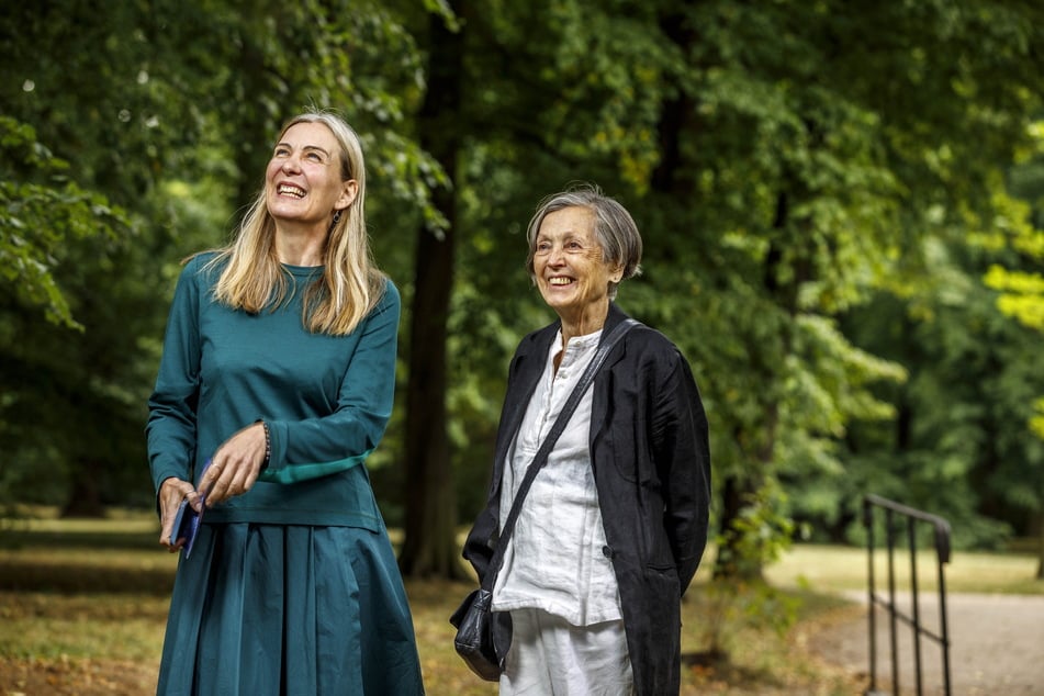 SKD-Generaldirektorin Marion Ackermann (58, l.) und Mäzenin Erika Hoffmann vergangenes Jahr im Schlosspark Pillnitz.