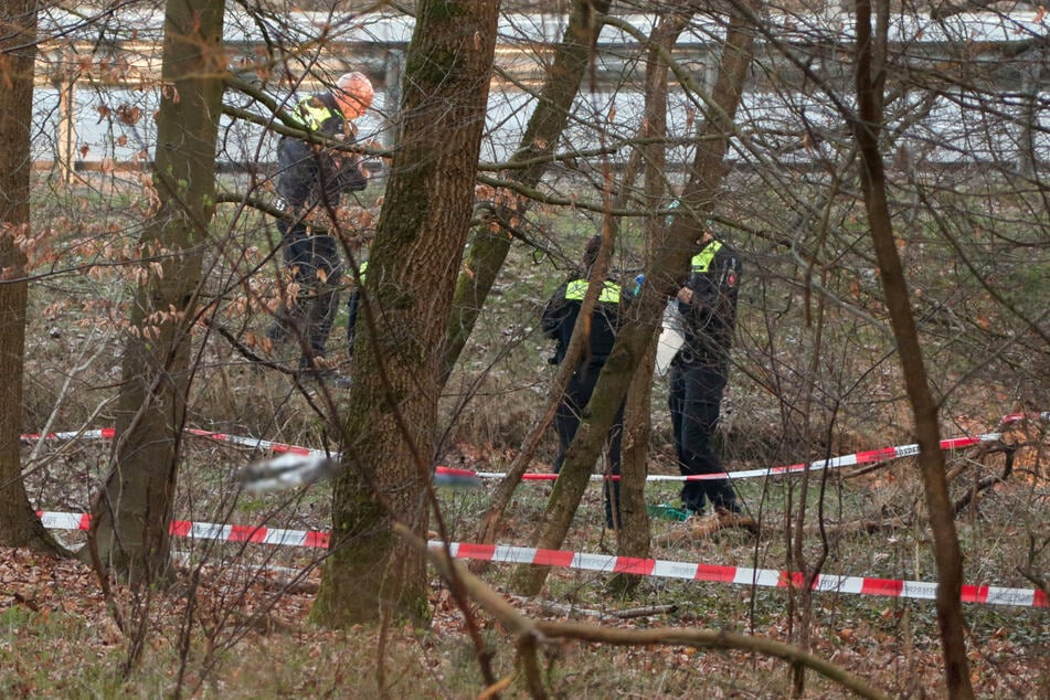 Die Polizei ermittelt am abgesperrten Fundort. Der Fall wirft viele Fragen auf.