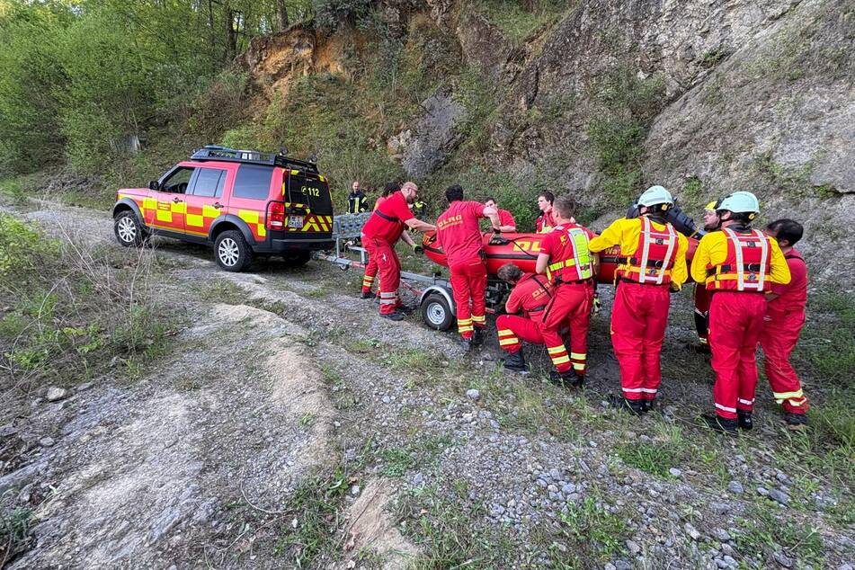 Auch die DLRG half bei der groß angelegten Suchaktion an dem Steinbruch-See in Mettmann.