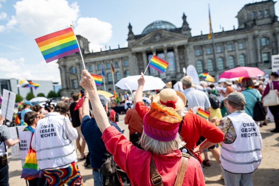 Vor dem Reichstagsgebäude demonstrierten am Samstag hunderte Menschen für das Hissen der Regenbogenflagge auf dem Bundestag beim CSD.