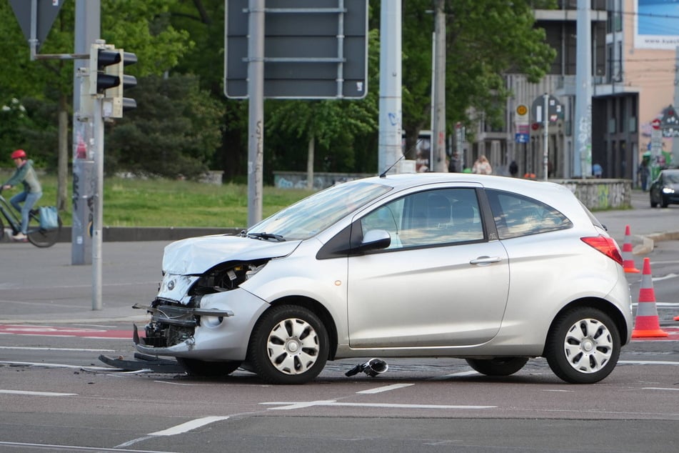 Das Auto wurde stark beschädigt.