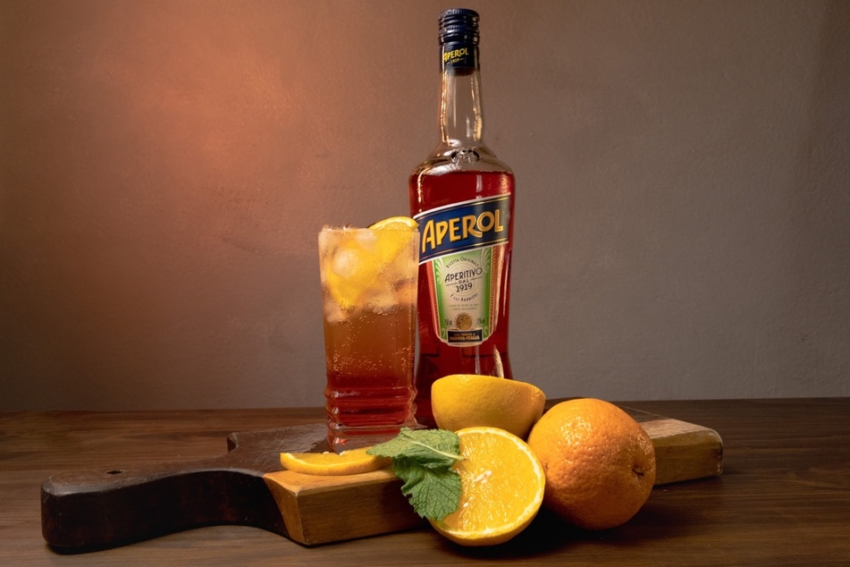 Dank weniger Zutaten und einer einfachen Zubereitung kannst Du den Aperol Spritz als erfrischenden Cocktail schnell zu Hause mixen.