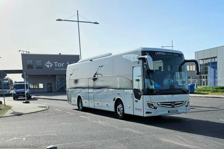 Mit zwei Bussen wurde die englische Mannschaft vom Flughafen abgeholt.