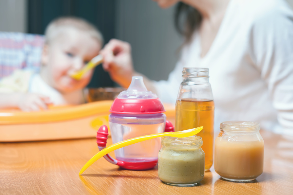 Immer wieder werden Mineralölspuren in Babymilch gefunden. Die Zeitschrift "Öko-Test" hat erneut Pre-Nahrung für die Kleinsten überprüft. (Symbolbild)