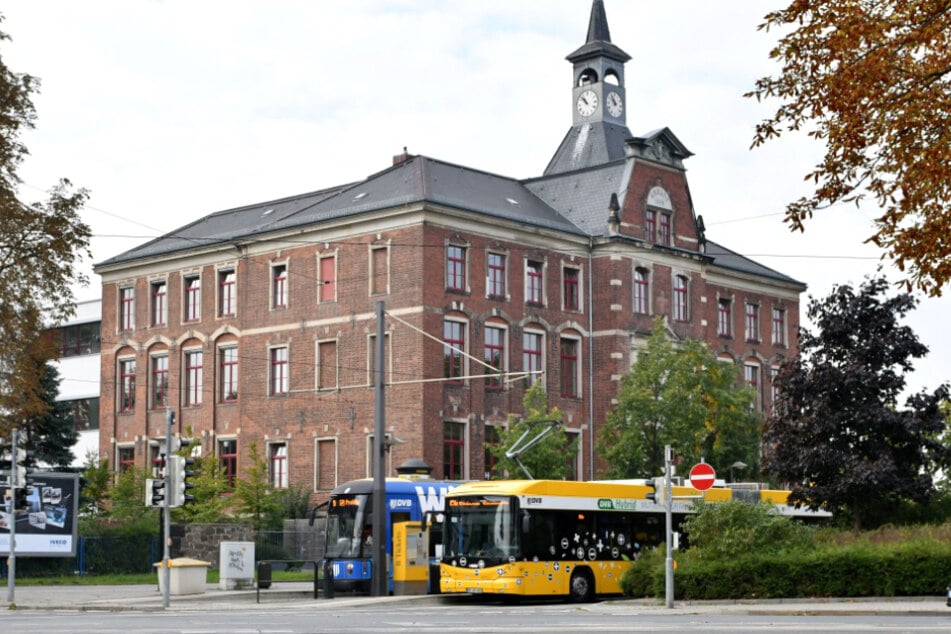 Dresden: Entblößer zieht vor Grundschule blank und zeigt seinen Penis