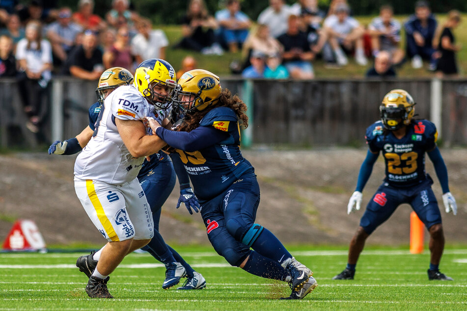 Die Defense der Monarchs (in Blau) hatte bisher (fast) alles im Griff. Aber Devonni Reed (25, r.) muss wohl zuschauen.