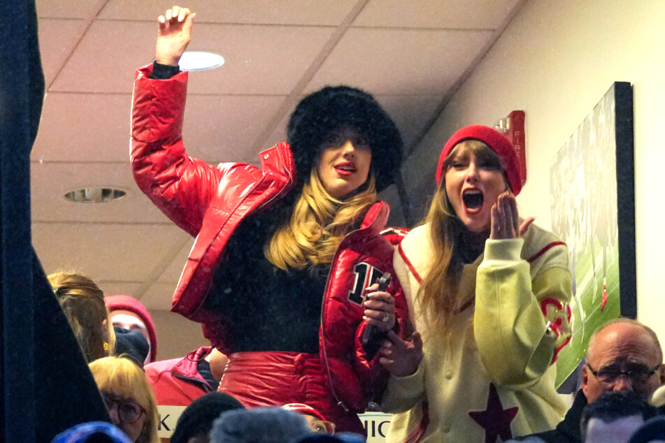 Taylor Swift (34, r.) und Brittany Mahomes (28) beim Spiel der Kansas City Chiefs gegen die Buffalo Bills.
