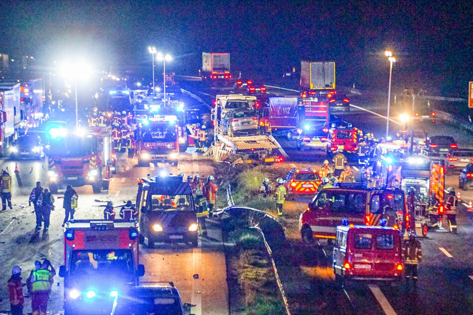 Unfall A5: Trümmerfeld auf A5: Laster schiebt Leitplanke auf Gegenspur