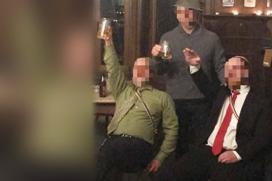 Der Ex-Manager ist links auf dem Bild zu sehen, hebt seinen Bierkrug. Der Nebenmann zeigt den Hitlergruß.