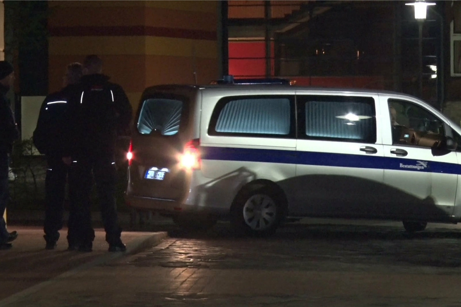 Ein Leichenwagen fährt in der Nacht auf dem Gelände der Oberlinklinik.