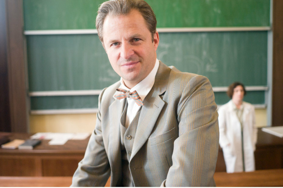 Philipp Hochmair als österreichisch-deutscher Gerichtsmediziner Otto Prokop (1921-2009) sitzt bei den Drehabreiten zur dritten Staffel der ARD-Serie "Charité" in einem Hörsaal der Universität für Chemie und Technologie.