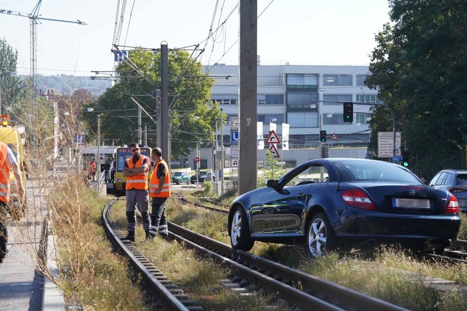 Der Wagen musste mit einem Abschleppkran von den Gleisen geholt werden.