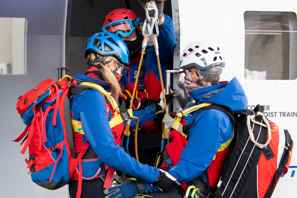 Mitglieder der Bergwacht demonstrieren im Ausbildungszentrum der Bergwacht eine Rettungssituation mit einem Hubschraubersimulator.