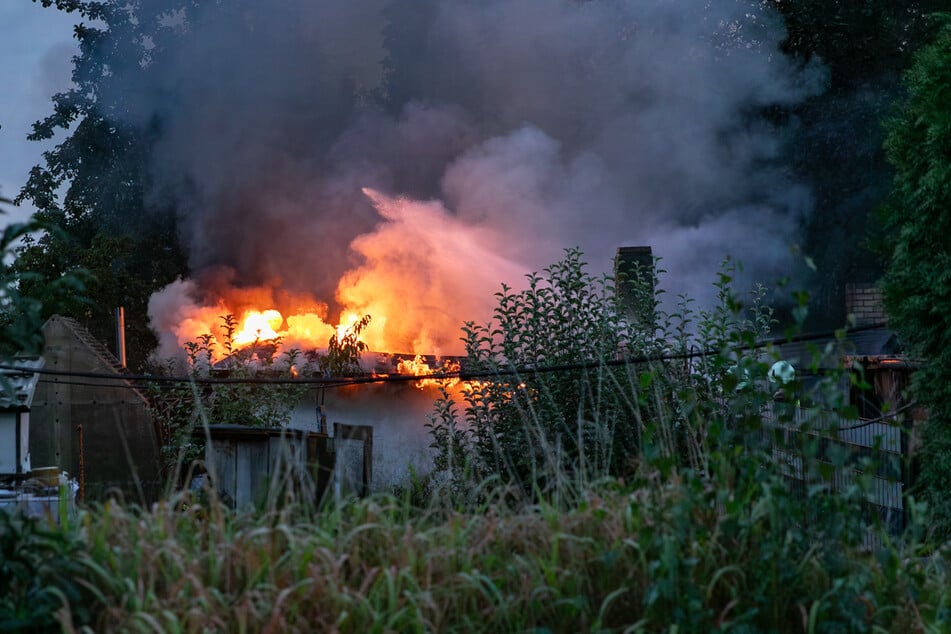 In Demitz-Thumitz ging eine Gartenlaube in Flammen auf. Die Polizei vermutet Brandstiftung als Ursache.