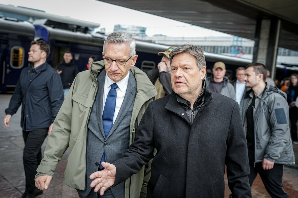Habeck (r.) will in Kiew unter anderem Präsident Wolodymyr Selenskyj, Vizepremier und Wirtschaftsministerin Julia Swyrydenko sowie Energieminister Herman Haluschtschenko treffen.