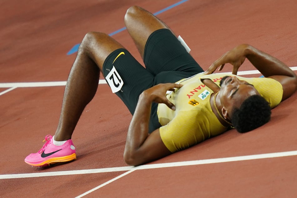 Leo Neugebauer (23) liegt nach dem letzten Wettbewerb im Zehnkampf erschöpft und geschlagen auf dem Boden. Auch er konnte keine Medaille für Deutschland holen.