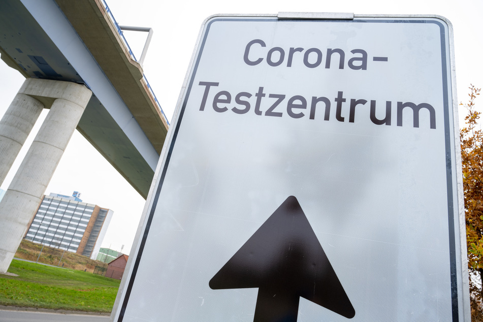 In der Nacht von Mittwoch auf Donnerstag wurde in einer Corona-Teststation in Wiesbaden wohl mutwillig ein Feuer gelegt. (Symbolfoto)