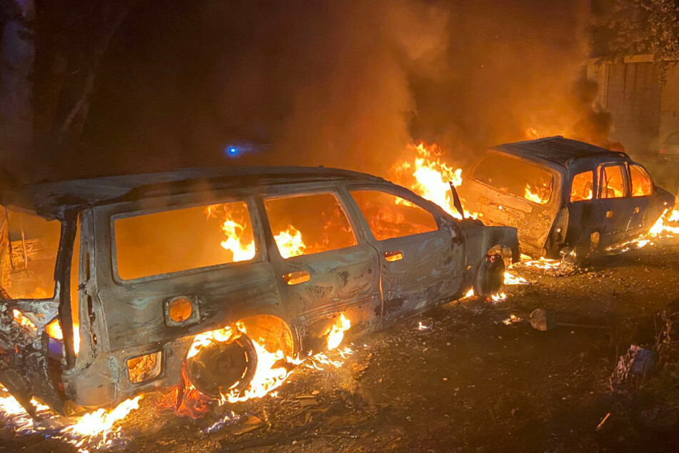 Feuer bei Gebrauchtwagenhändler: Zwei Autos brennen komplett aus