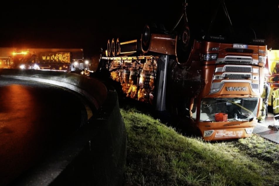 Unfall A44: Kurioser Unfall am Westkreuz Kassel: Lastwagen kippt über Beton-Abgrenzung aufs Dach