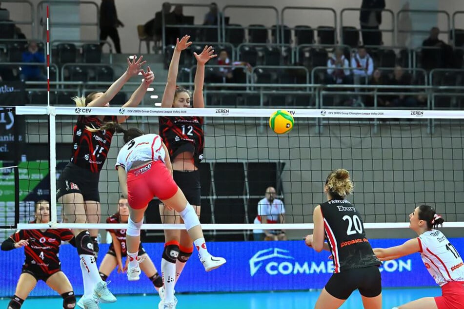 Auch Mittelblockerin Mette Pfeffer (Nummer 12) zeigte eine bärenstarke Partie und zog dem Gegner ein ums andere Mal den Zahn.