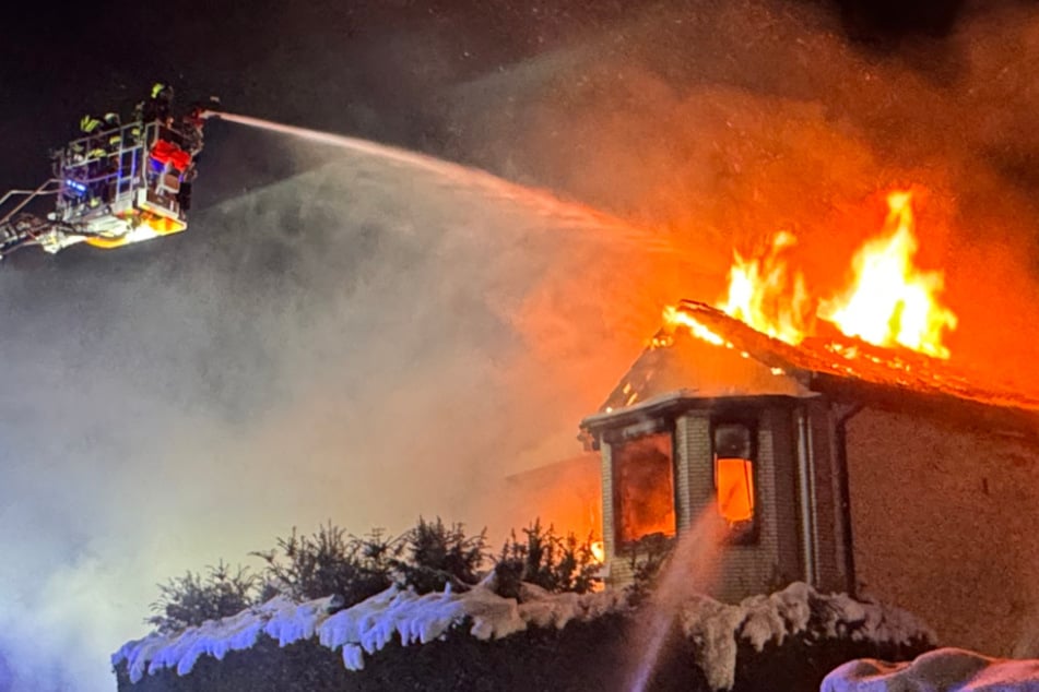 Großbrand im Norden: Mehr als 130 Kräfte kämpfen gegen die Flammen