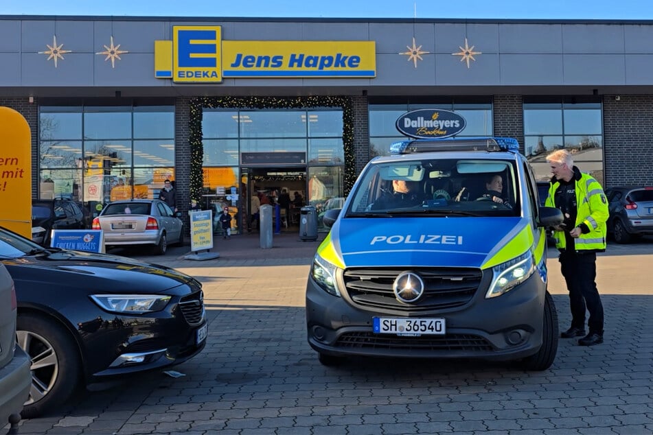 Vor einem EDEKA-Supermarkt in Kellinghusen ist eine Frau am heutigen Freitag von einem Mann angegriffen und schwer verletzt worden.