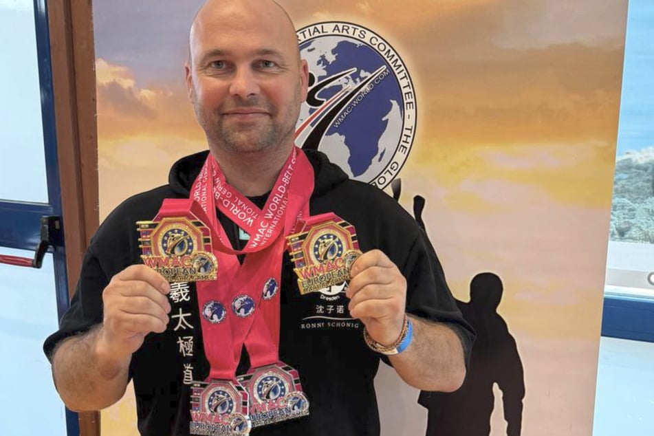 Der Dresdner Kampfsportler Ronny Schönig (48) zeigt stolz seine EM-Medaillen.