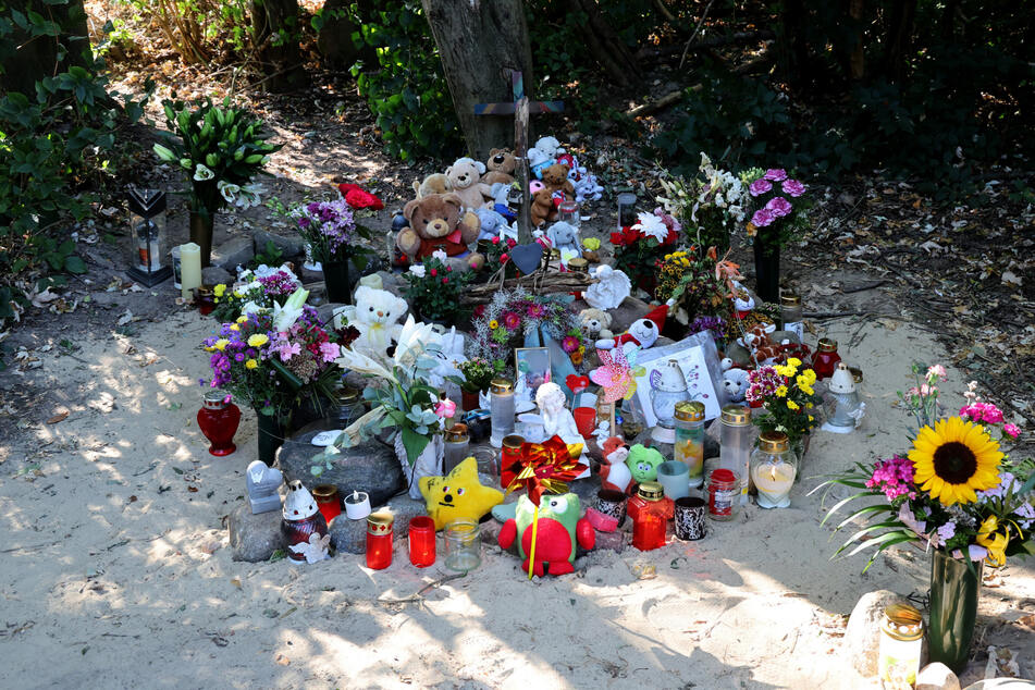 Am Fundort der Leiche hinterließen Trauernde ein Meer aus Blumen, Kerzen und Kuscheltieren.