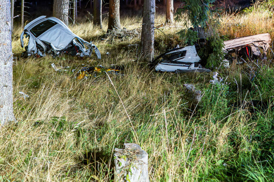 Horror-Unfall auf Landstraße: Porsche in Teile gerissen, Fahrer und Beifahrer tot