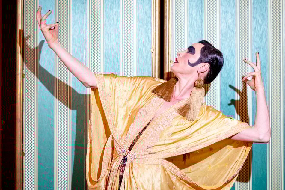 Mama Ulita begeistert beim Logenball als Burlesque-Pionierin mit sinnlicher Eleganz und mitreißender Performance.