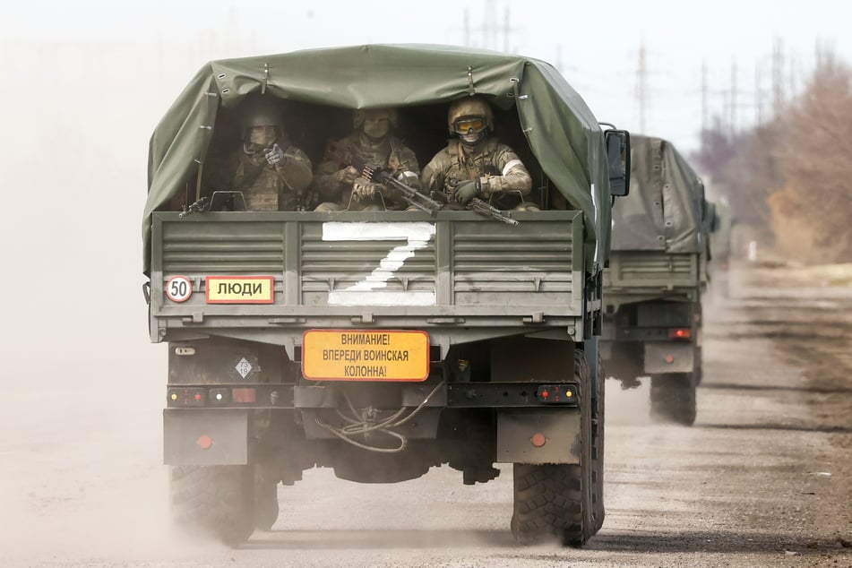 Mit einem "Z" gekennzeichnet, rollten seit Februar 2022 unzählige Convoys aus Richtung Krim, Belarus und dem Osten in die Ukraine. Ob "Westen", "sofort" oder "Sieg" - bis heute ist nicht endgültig geklärt, wofür das "Z" wirklich steht.