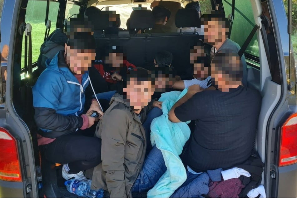 In Kleinbussen werden die Flüchtlinge mittlerweile regelrecht gestapelt.