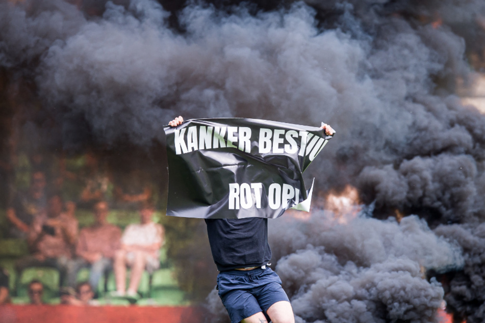 Die Groningen-Fans brachten ihre Abneigung gegen den eigenen Vorstand nicht nur mit deutlichen Plakaten zum Ausdruck.