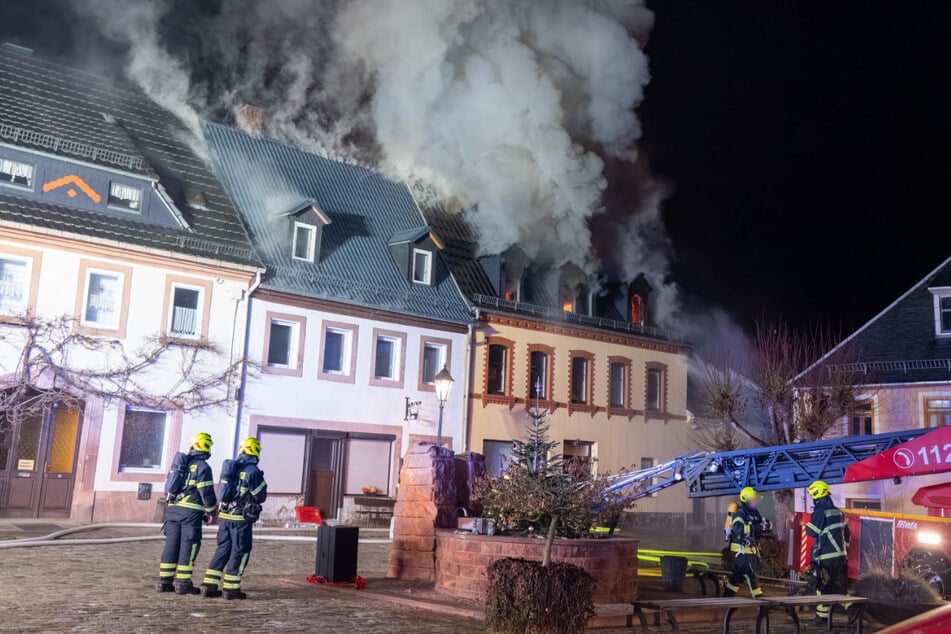 Im Dachgeschoss eines Reihenhauses in Rochlitz war am Donnerstagabend ein Brand ausgebrochen.