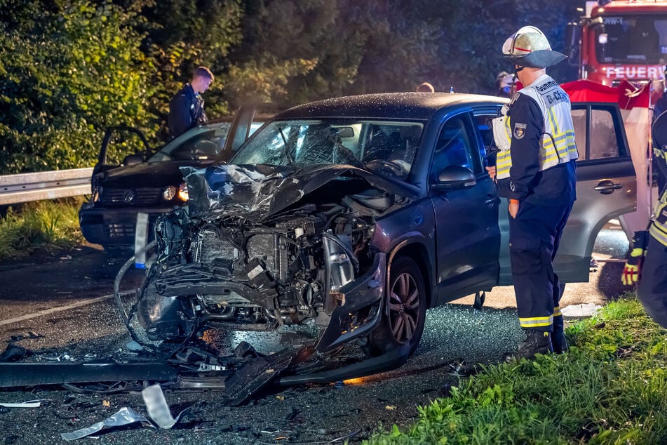 Mehrere Personen wurden bei dem Unfall eingeklemmt und mussten von der Feuerwehr befreit werden.