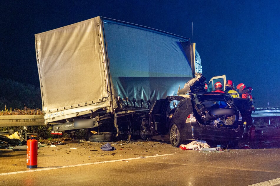 Die Unfallstelle glich einem Trümmerfeld: Der BMW schob sich unter den Laster. Der Fahrer (†20) kam ins Krankenhaus, verstarb dort wenig später.