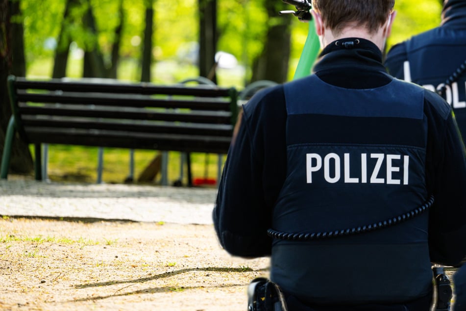 Frankfurt: Im Niddapark vor Frau entblößt und Zeugen mit Messer bedroht: Frankfurter Polizei sucht Exhibitionisten