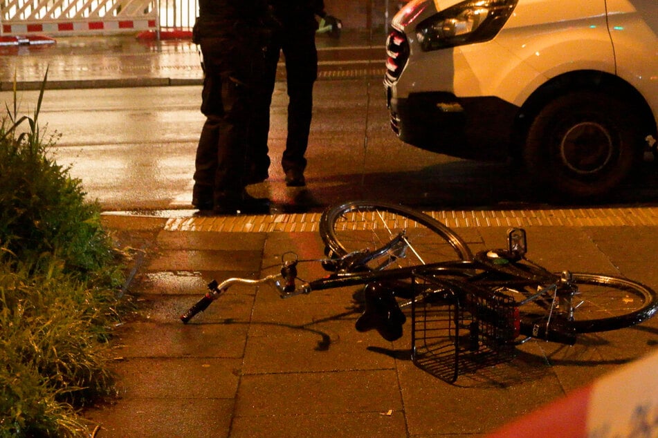 Bei einem schweren Verkehrsunfall in der Hamburger Innenstadt ist am Sonntagabend eine Fahrradfahrerin verletzt worden.