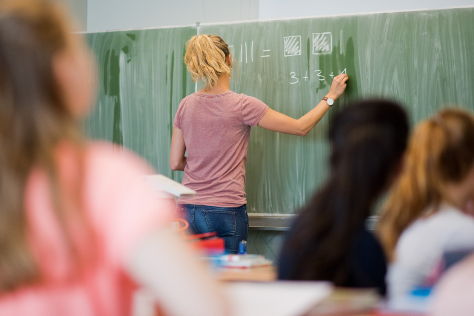 Geimpft oder ungeimpft? Diese Frage müssen Lehrerinnen und Lehrer in Thüringen weiterhin nicht beantworten. (Archivbild)