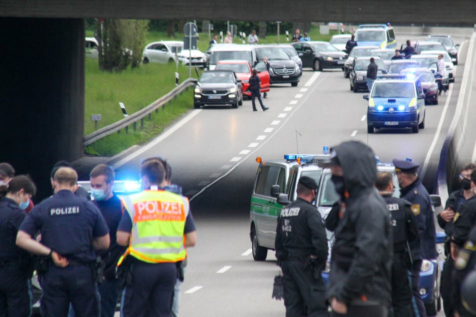 Am Samstagnachmittag haben mehrere Rostock-Fans die A9 stellenweise lahmgelegt.