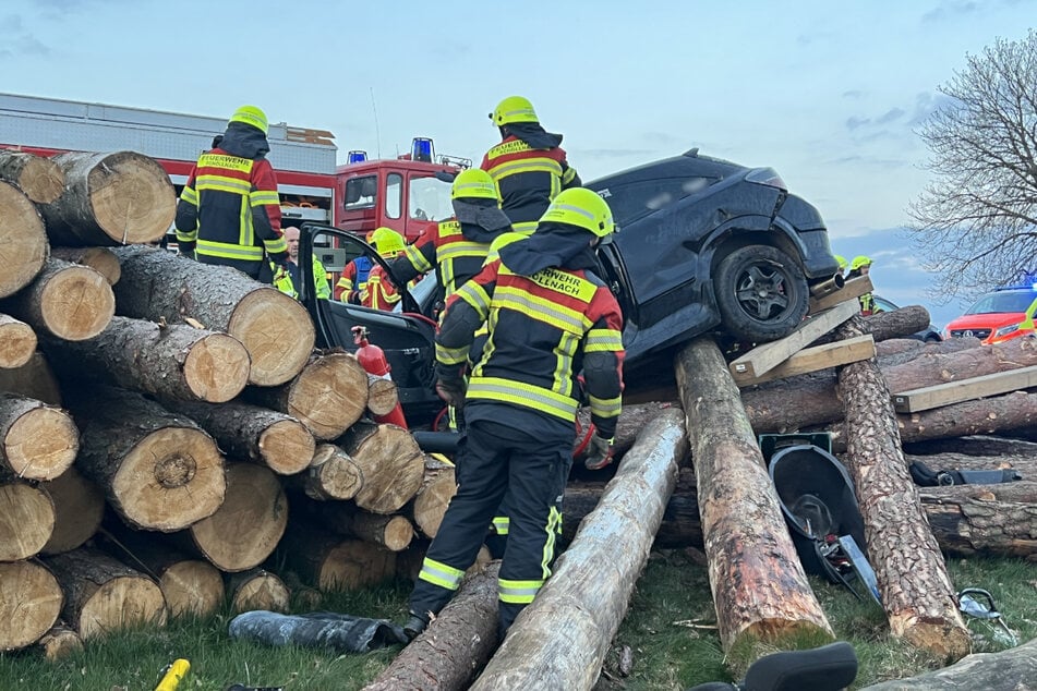 Der Opel krachte in die Stämme und wurde deformiert.