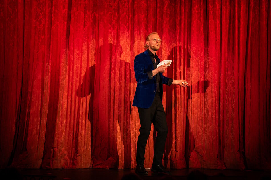 Seit über einem Jahrzehnt zaubert Jan Logemann professionell: "Es ist mein Beruf, aber auch meine Leidenschaft." Zauberei sei für ihn kein Selbstzweck, sondern ein gemeinsames Erleben – ohne Ego-Show: "Nicht dieses 'Guck mal, wie geil ich bin', davon gibt es genug".